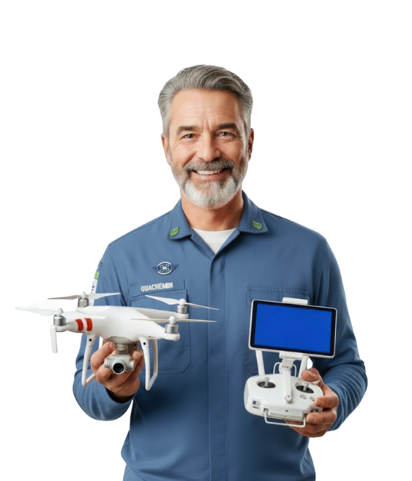 Homem segurando drone e controle